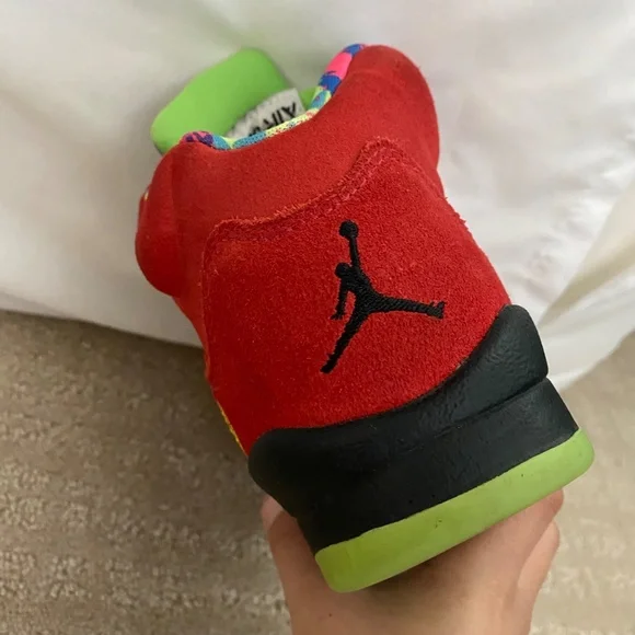 Jordan what the size 4youth (red yellow)